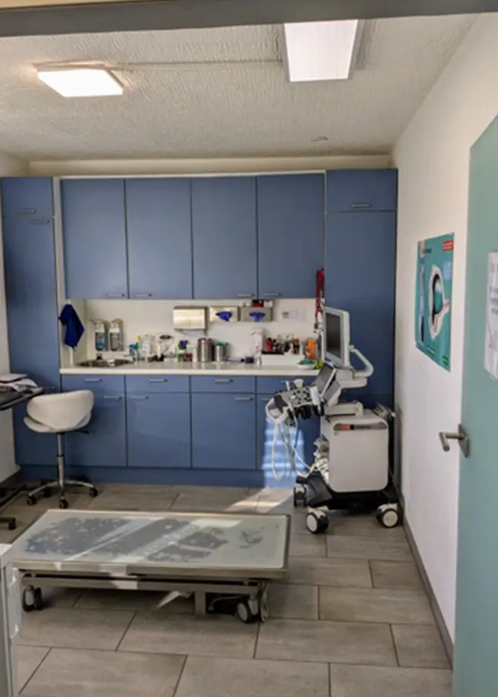 Ein Behandlungszimmer der Tierarztpraxis Dr. med. vet. Ingrid Roos